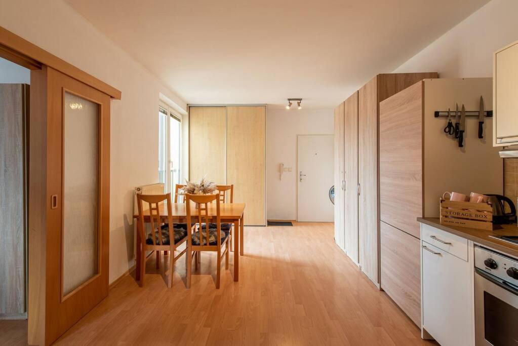 Crystal View Apartment Братислава Екстериор снимка